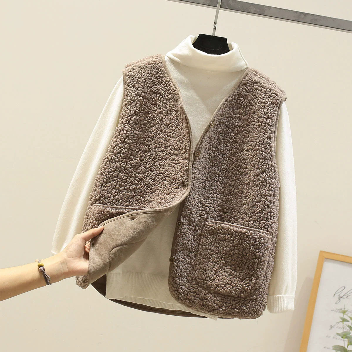 Women’s Vest – Plush Shearling Feel – Relaxed Fit – V-Neck – Button Front – Patch Pockets