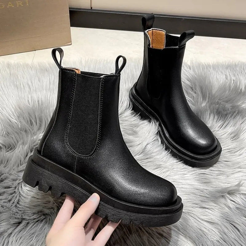 Women's thick-soled pull-on boots