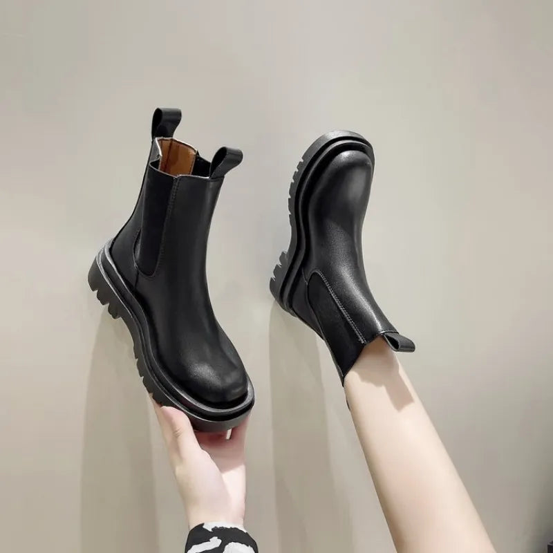 Women's thick-soled pull-on boots
