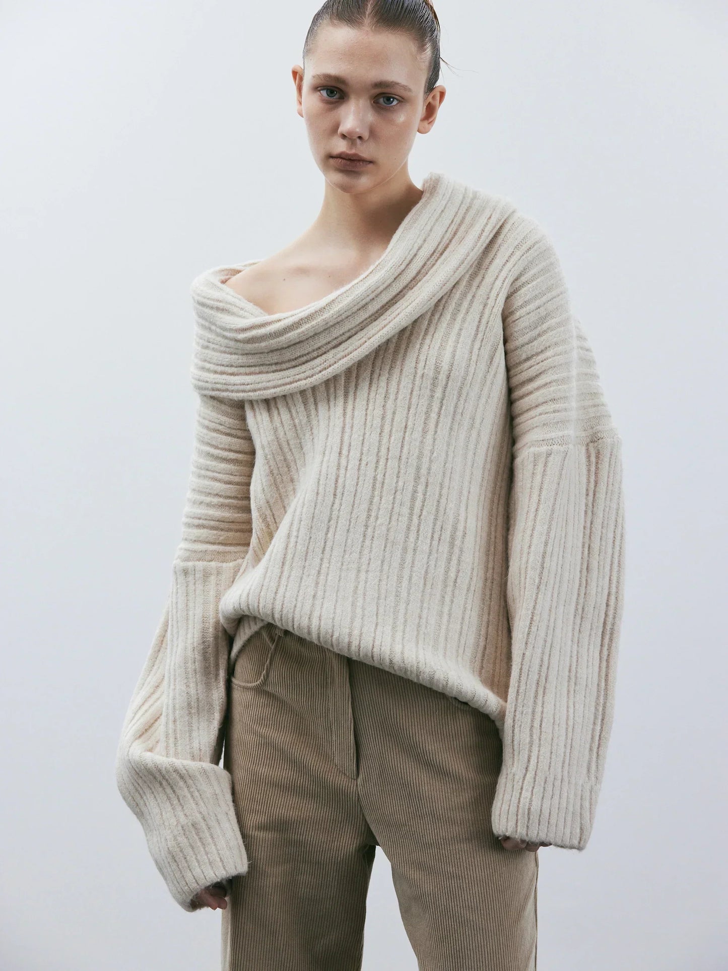 Women’s Knitted Sweatshirt – Oversized Fit – Ribbed Texture – Off-Shoulder Neckline