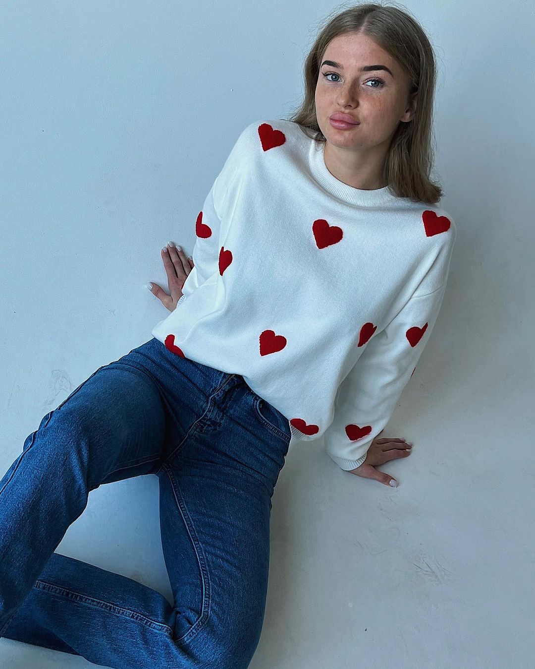 Women's solid color round neck knitted sweater with heart print