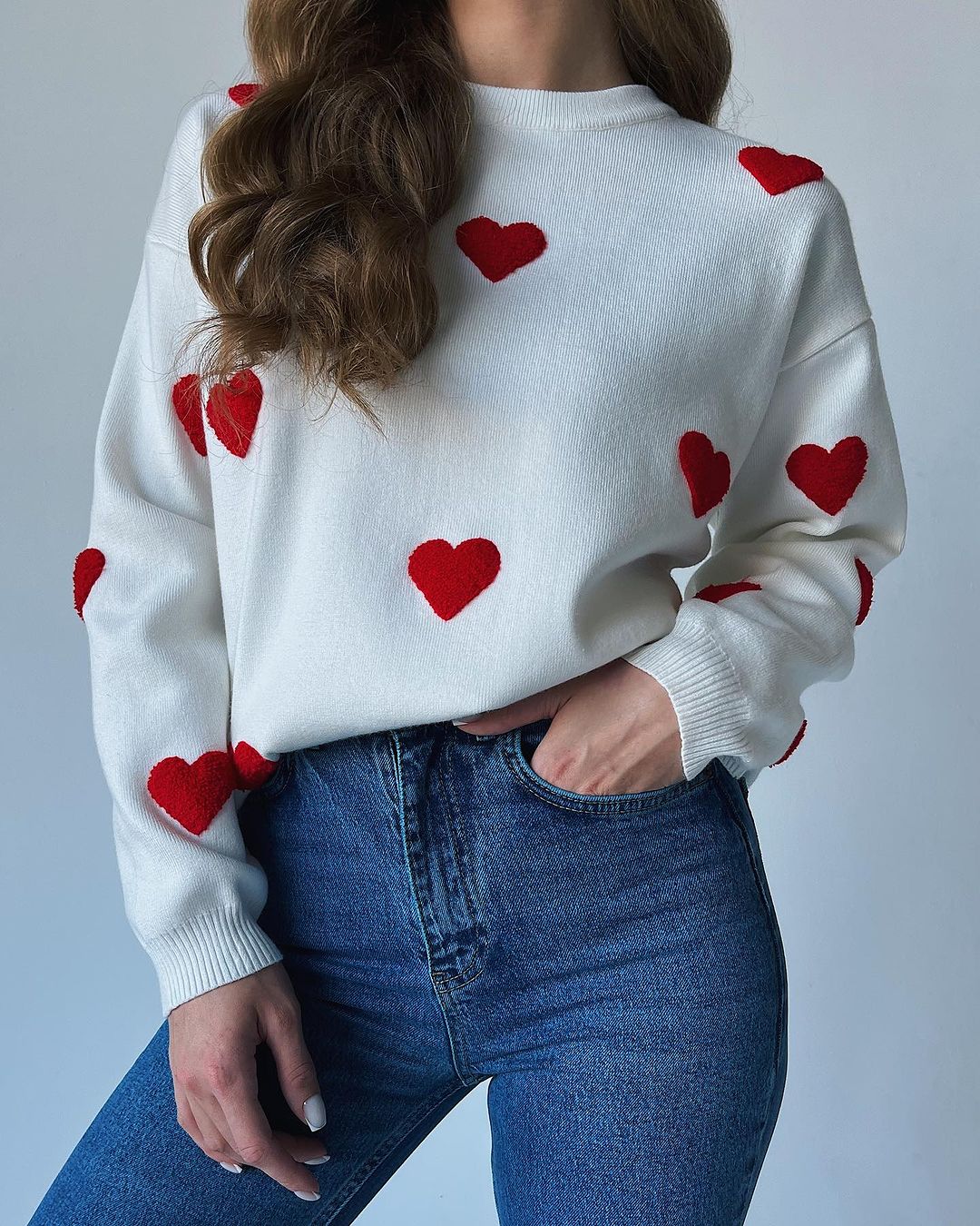 Women's solid color round neck knitted sweater with heart print