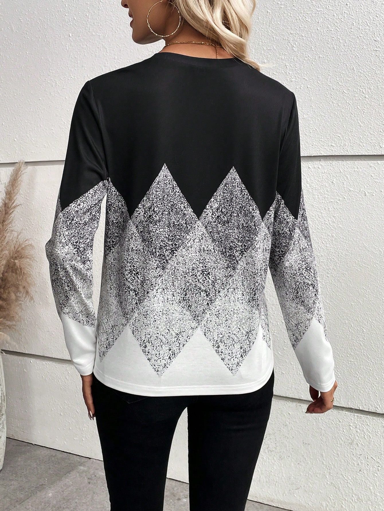Women's chevron pattern printed round neck top