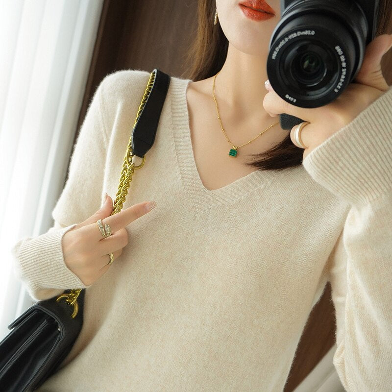 Women's knitted v-neck bottoming sweater