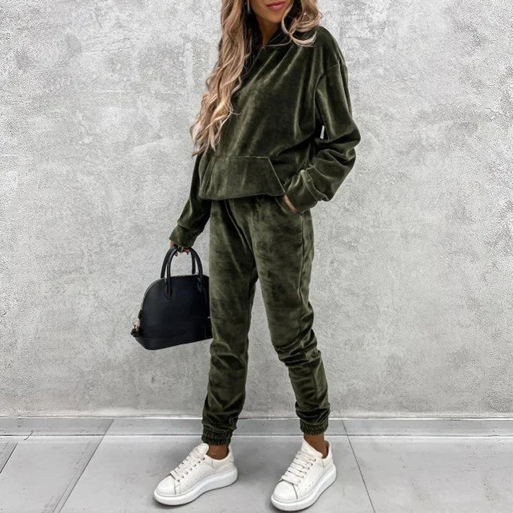 Women's hooded sweatshirt and joggers set