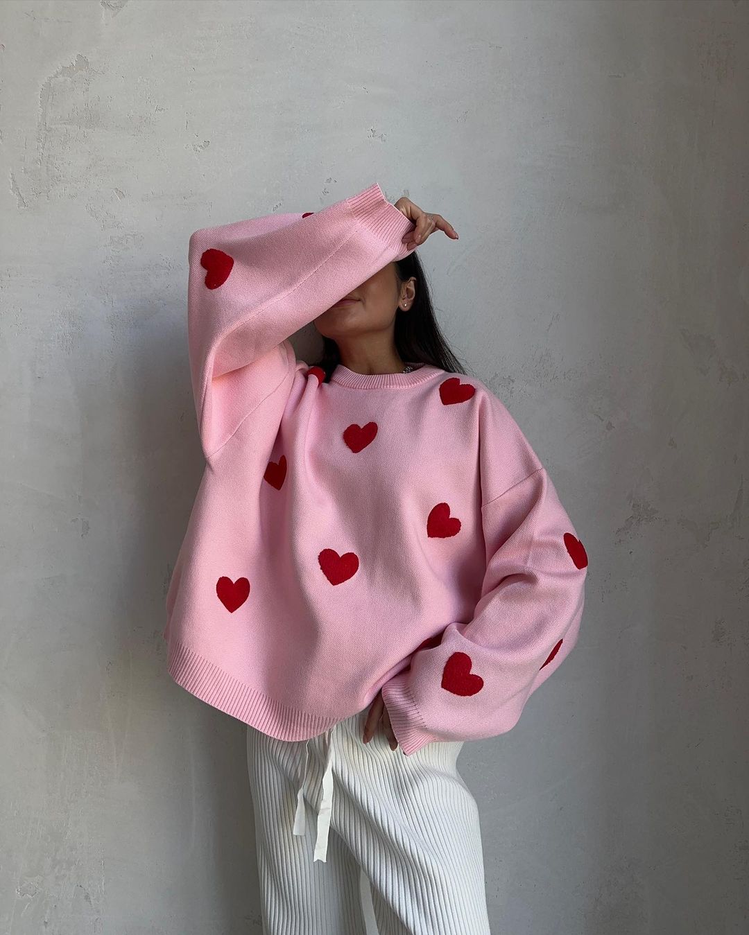 Women's solid color round neck knitted sweater with heart print
