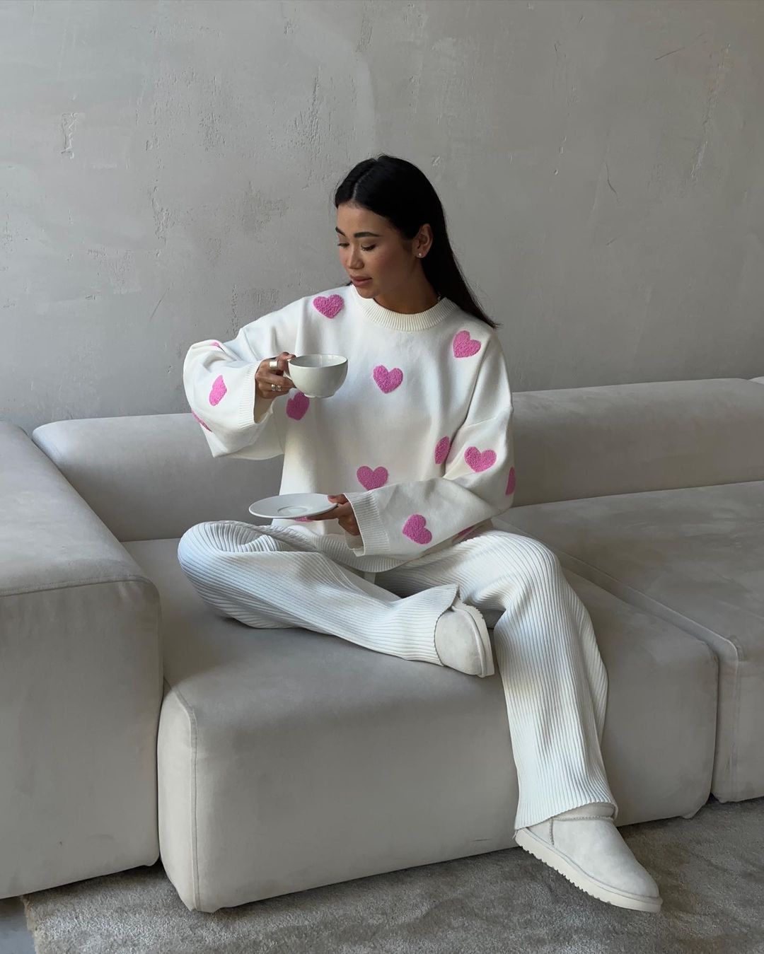 Women's solid color round neck knitted sweater with heart print