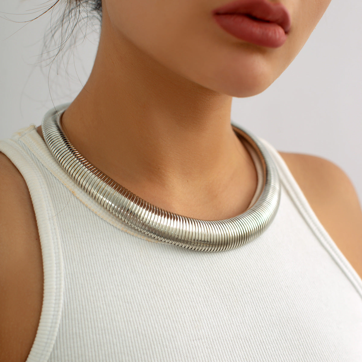 Women’s Statement Necklace – Ribbed Metal Design – Bold Collar Style – Elegant Finish