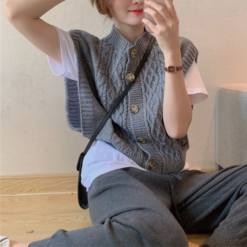 Women’s Sweater Vest – Relaxed Fit – Wool Knit – Cable Pattern – V-Neck – Button Front