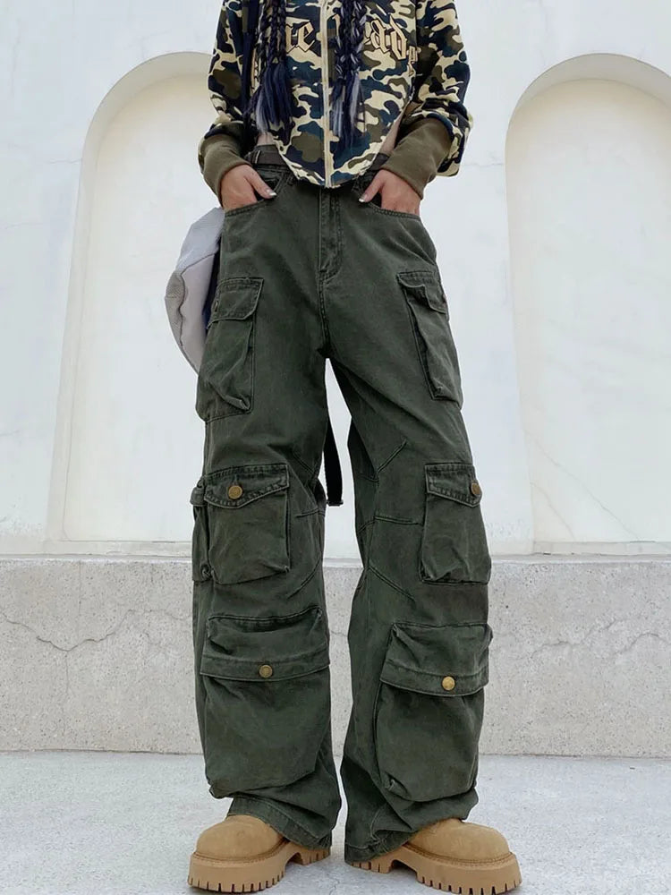 Women's retro cargo pants with many pockets and wide legs