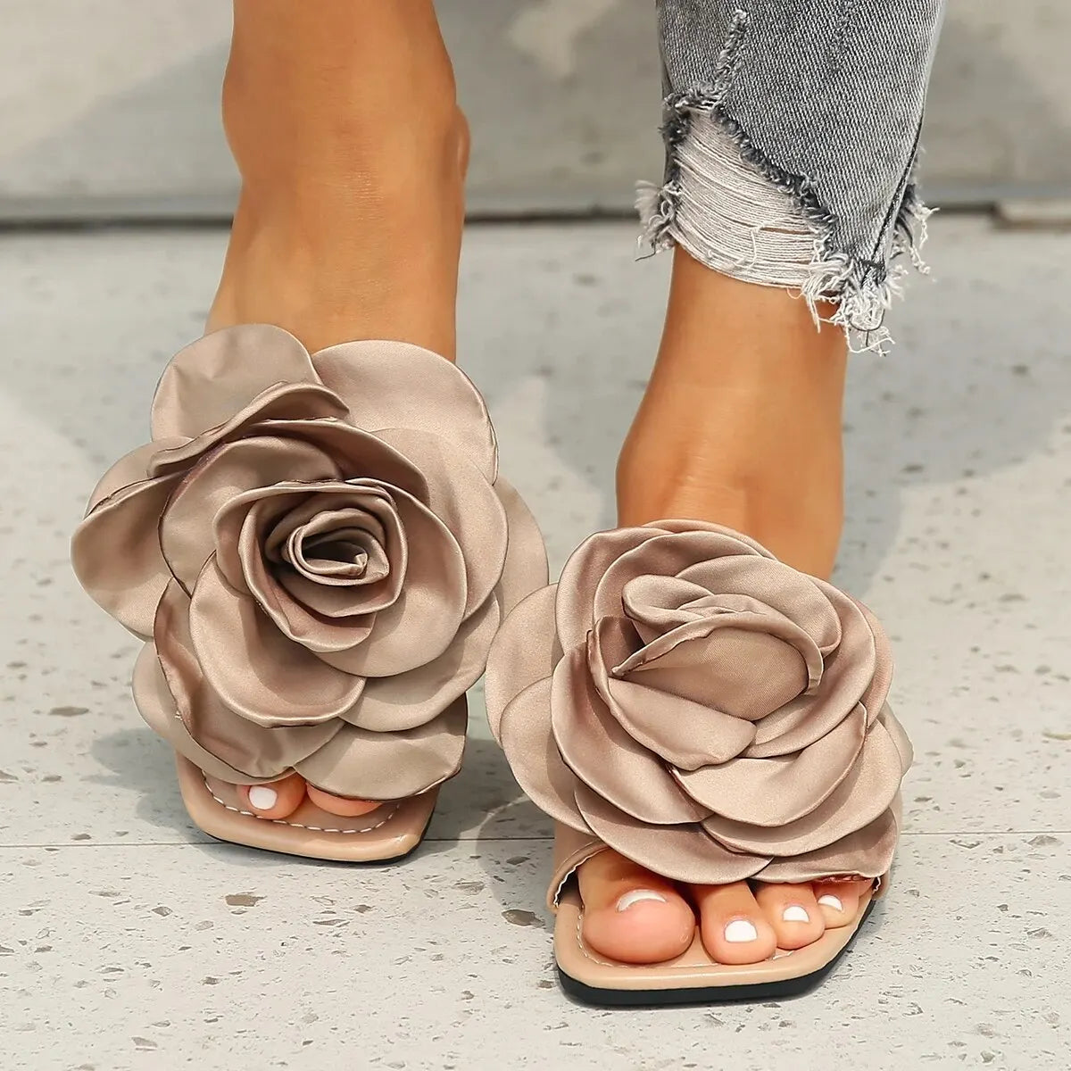 Selione - Elegant slippers with flower detail