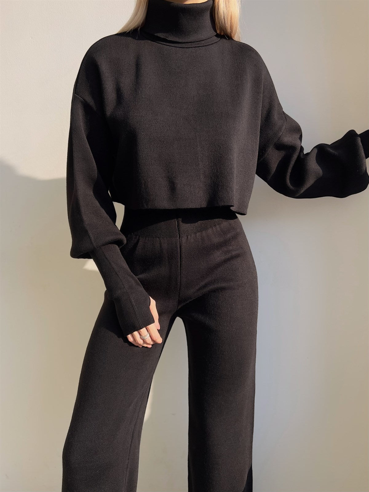 Women’s Two-Piece Suit – Ribbed Knit – Cropped Turtleneck – Wide-Leg High Waist Pants