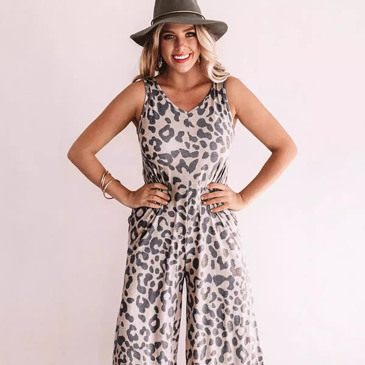 Women’s Sleeveless Jumpsuit – V-Neck – Loose Fit – Wide-Leg Cropped – Leopard Print