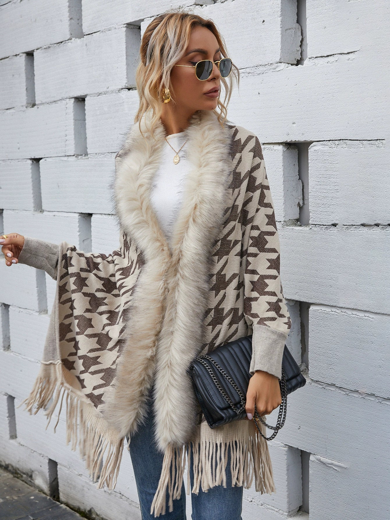 Women’s Cardigan – Relaxed Fit – Knitted Houndstooth – Fur Collar – Tassel Hem
