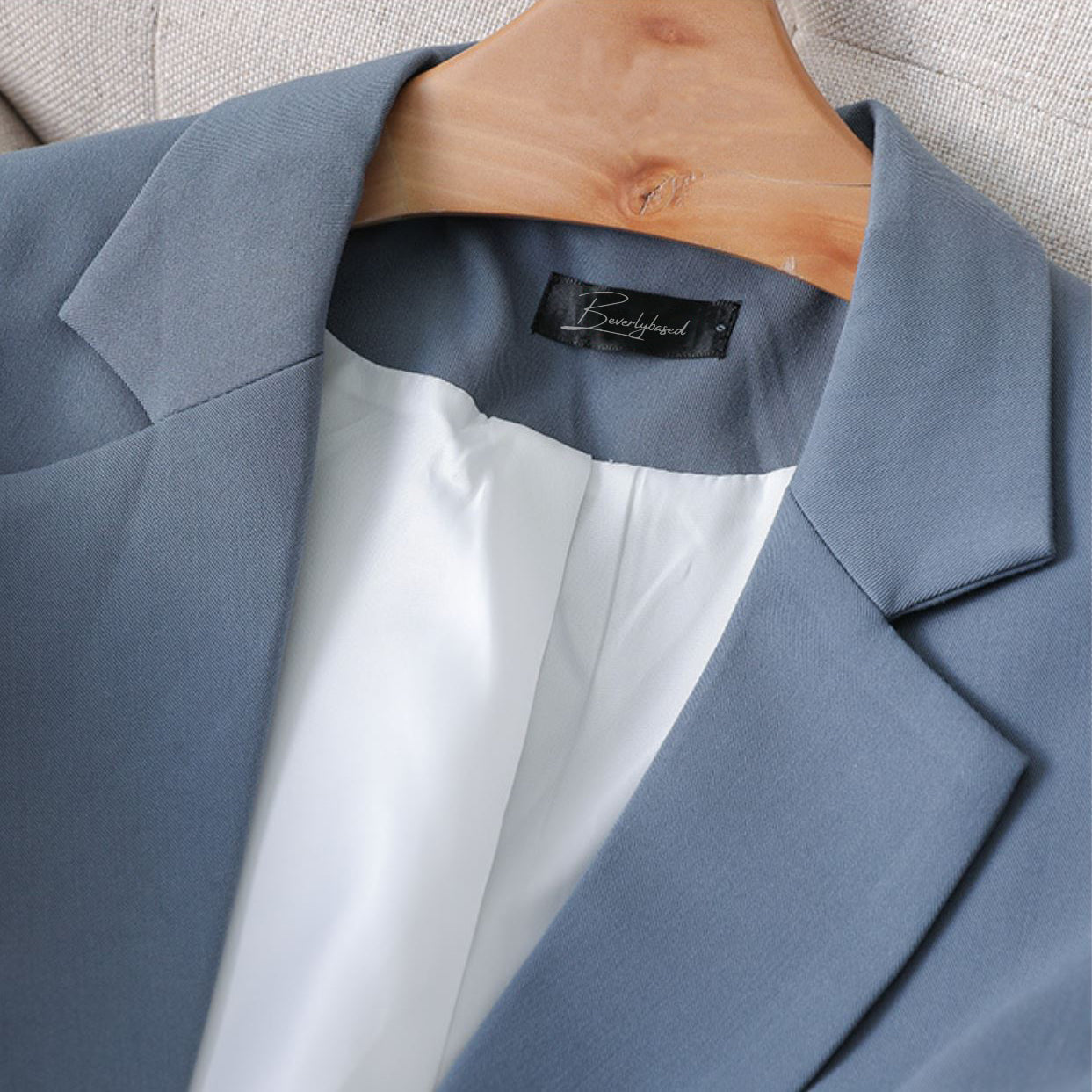 Women’s Blazer – Tailored Fit – Double-Breasted – Notched Lapel – Metallic Button Detail