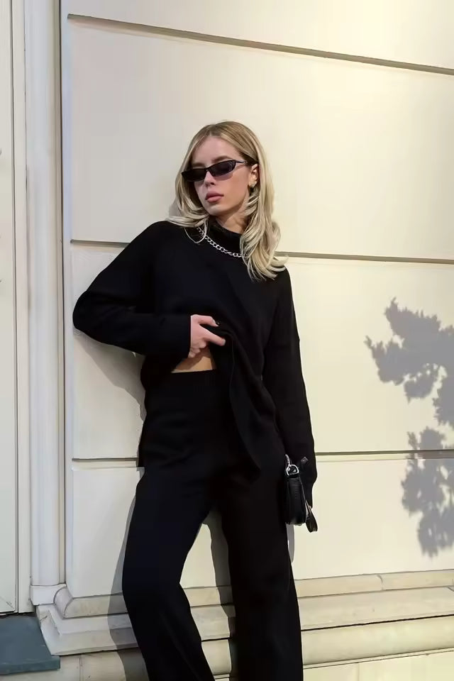Women’s Turtleneck Sweater – Relaxed Fit – Fine Knit – Side Slit Hem – Long Sleeve