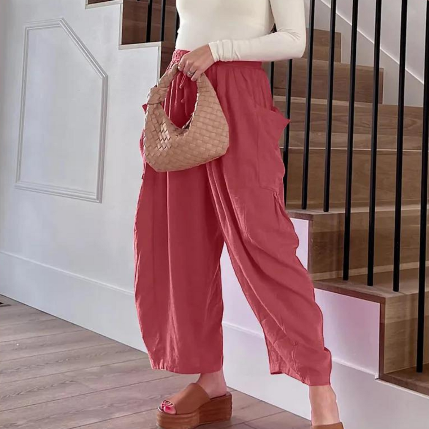 Women's wide leg trousers with elasticated waistband and pockets