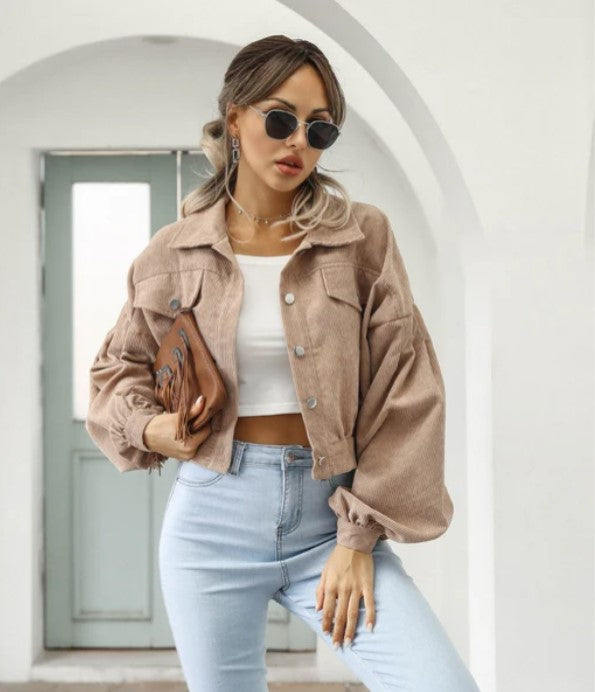 Women's short jacket for spring with lapel and front pocket