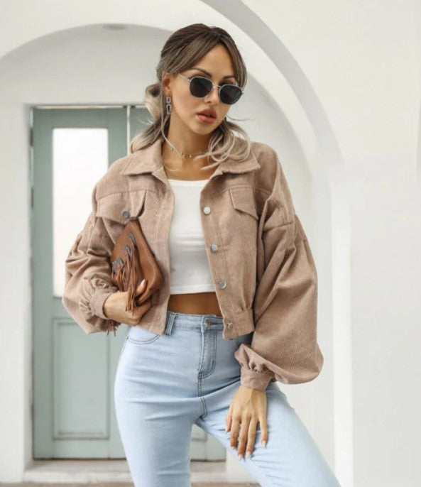 Women's short jacket for spring with lapel and front pocket
