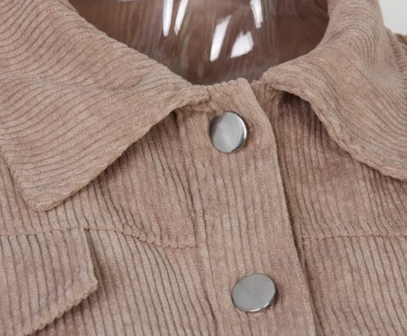 Women's short jacket for spring with lapel and front pocket