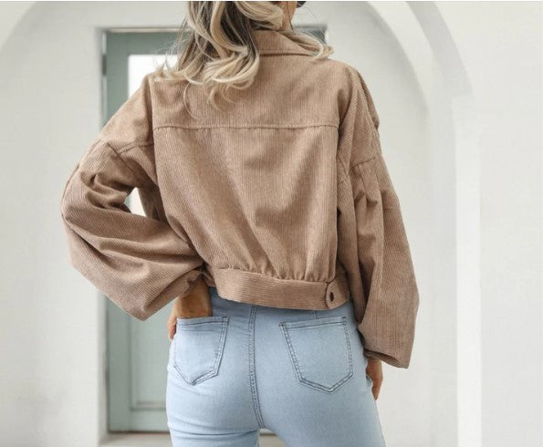 Women's short jacket for spring with lapel and front pocket