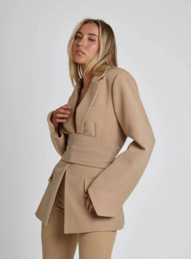 Women's Tailored Blazer - Single Breasted - Notched Lapel - Belted Waist - Front Pockets