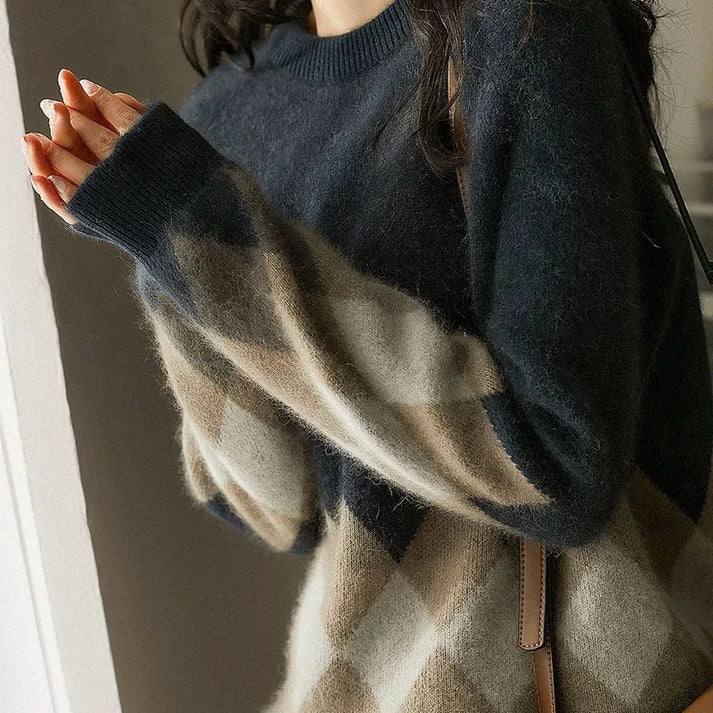 Women's oversized knitted sweater with diamond pattern sweater