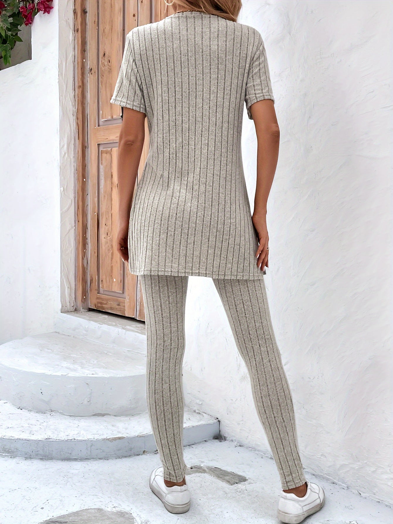 Solid color T-shirt and skinny pants two-piece suit for women