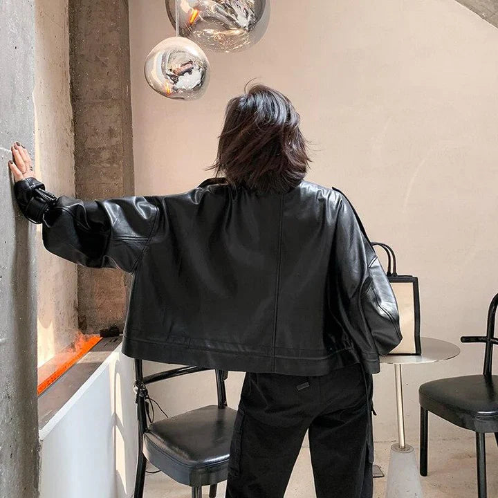 Women's leather jacket with box cut with zip closure