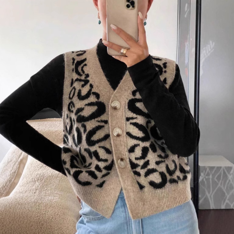 Women’s Cardigan Sweater – Wool – Relaxed Fit – V-Neck – Button Front – Bold Print