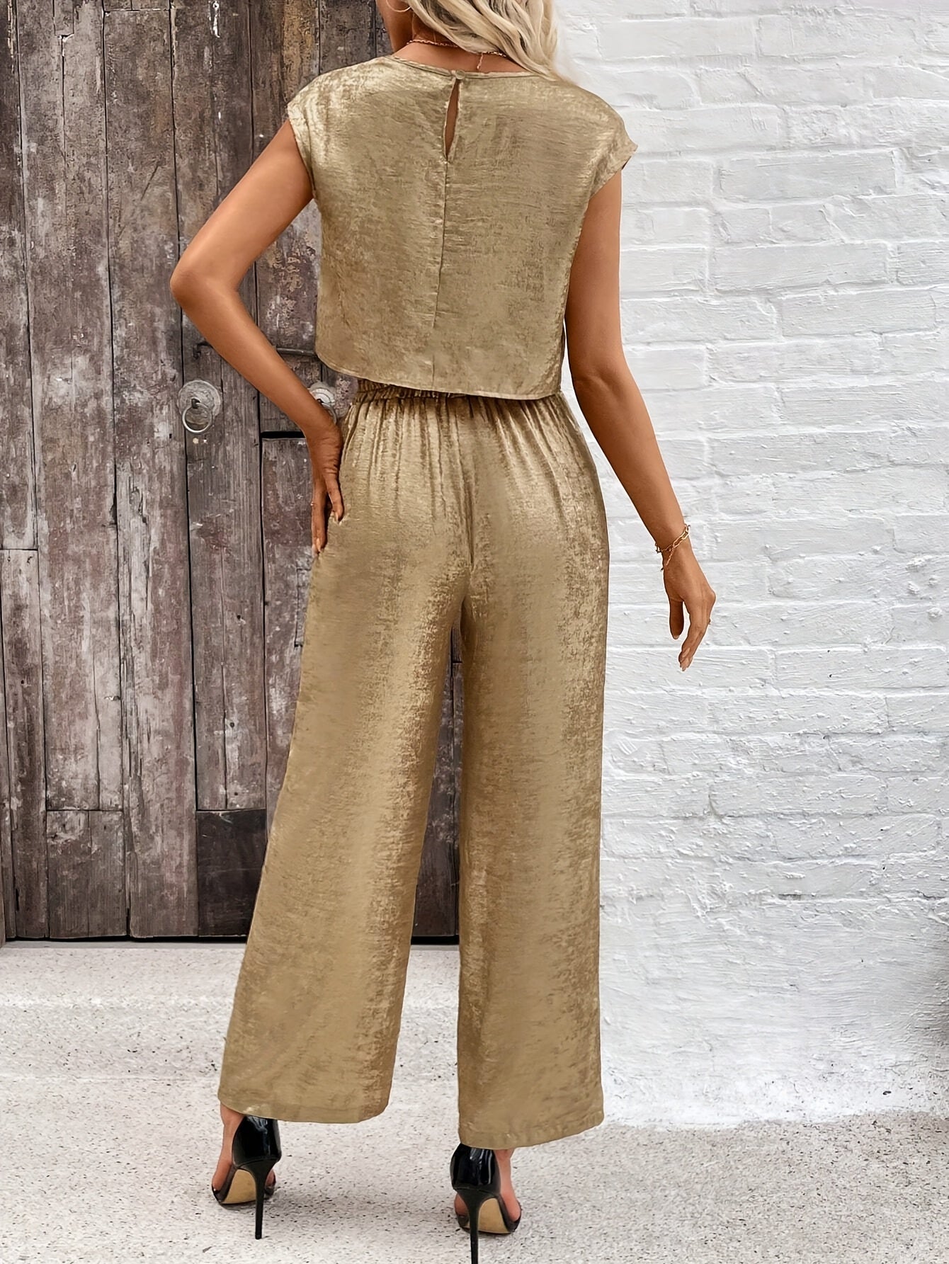 Elegant sleeveless crop top and wide-leg pants set for women
