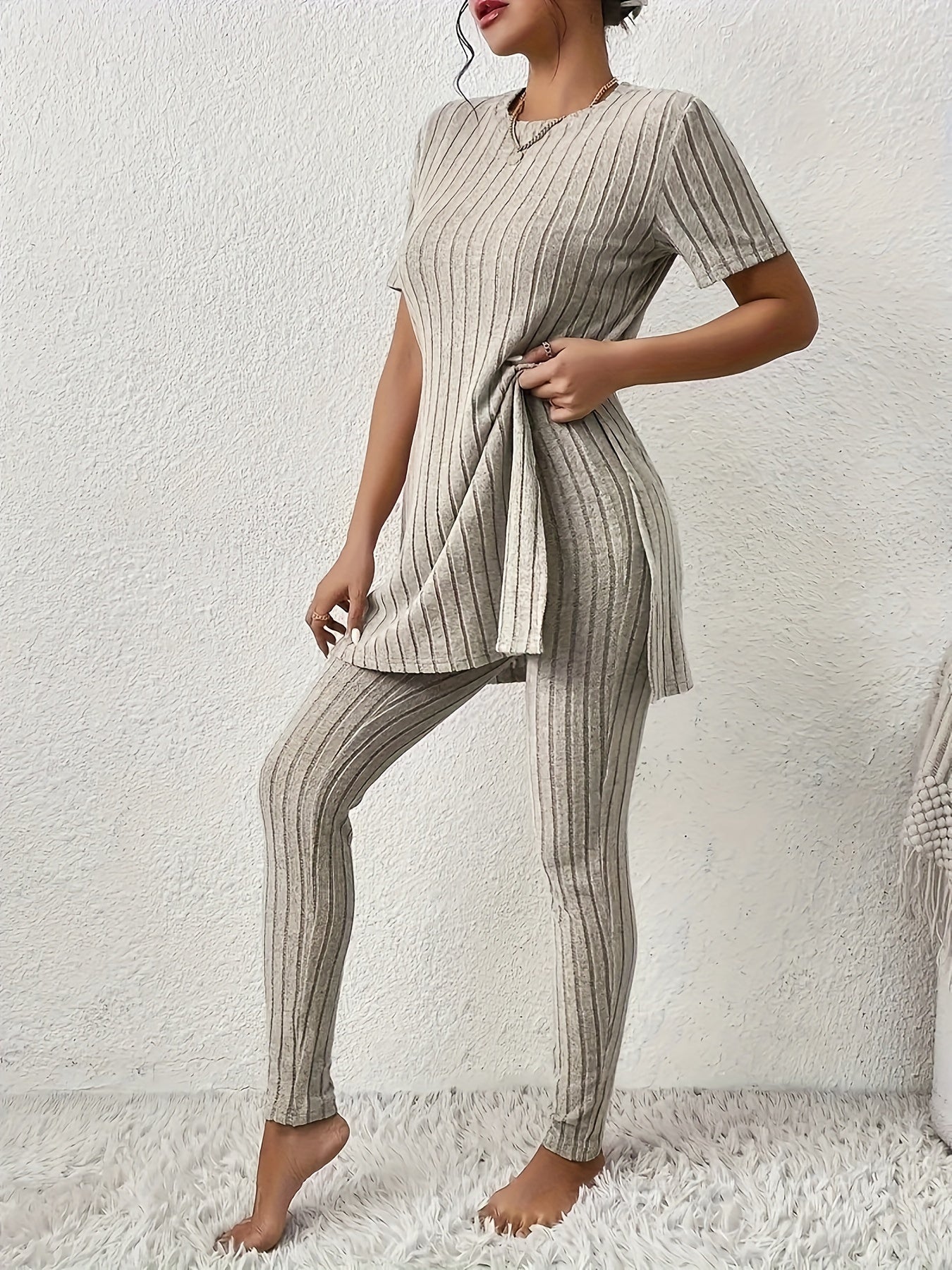 Solid color T-shirt and skinny pants two-piece suit for women