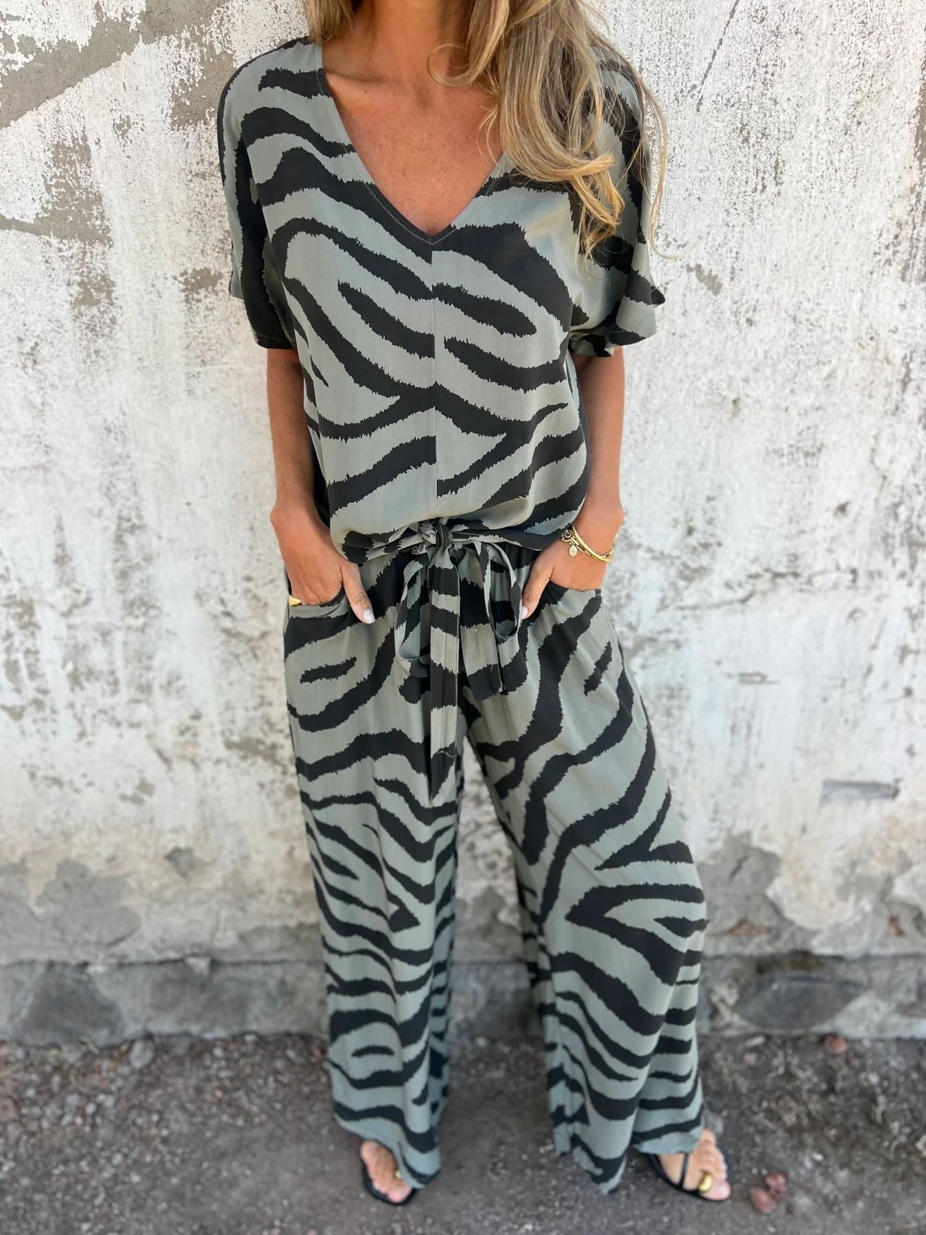 Women’s Two-Piece Set – V-Neck Short Sleeve Top and Wide-Leg Tie-Front Pants – Zebra Print