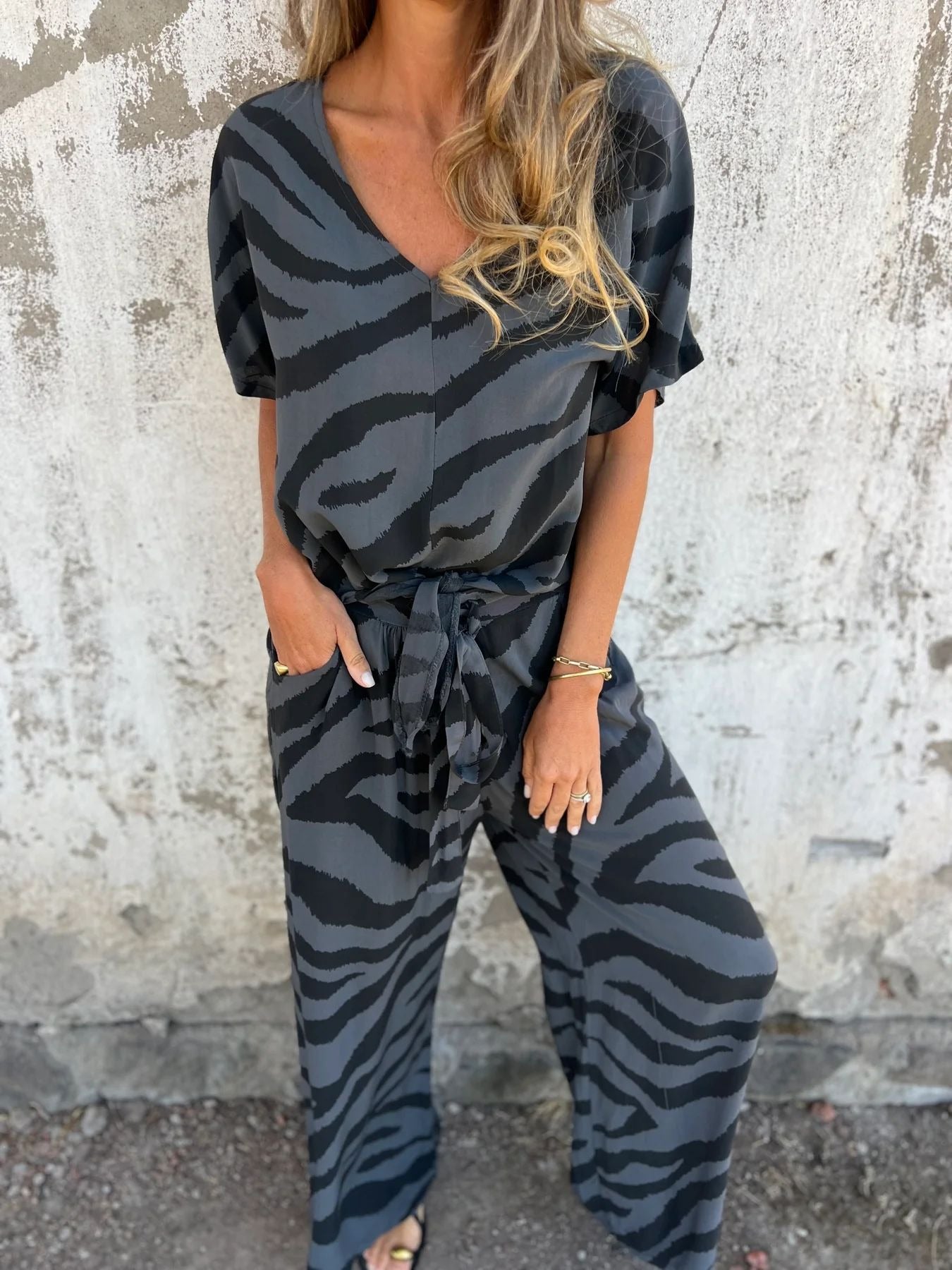 Women’s Two-Piece Set – V-Neck Short Sleeve Top and Wide-Leg Tie-Front Pants – Zebra Print