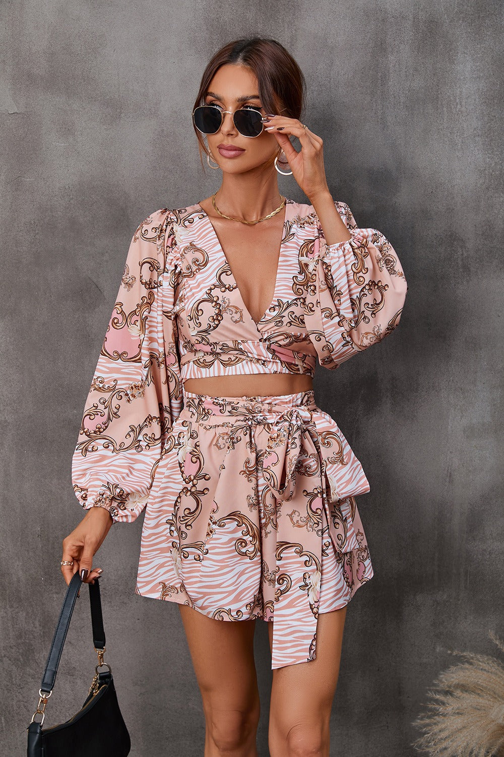 Women’s Jumpsuit – Relaxed Fit – V-Neck – Long Sleeve – Tie Waist – Floral Chain Print