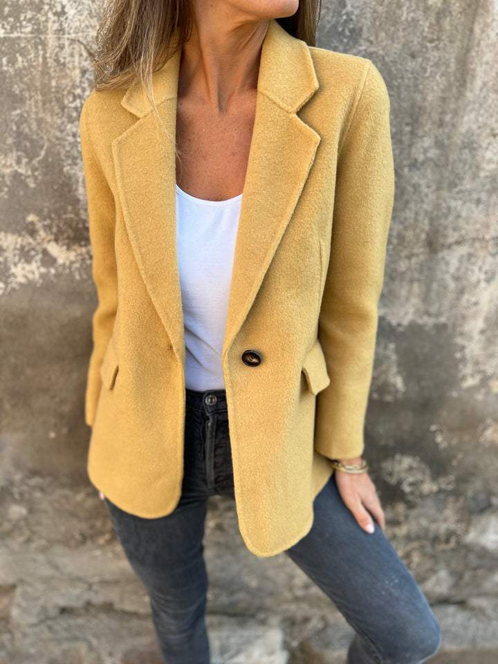 Women's single-button lapel blazer