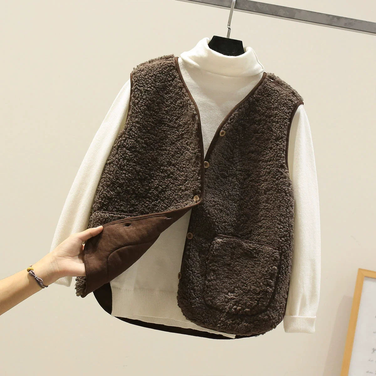 Women’s Vest – Plush Shearling Feel – Relaxed Fit – V-Neck – Button Front – Patch Pockets