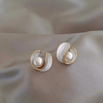 Luxury earrings with white opal and pearls