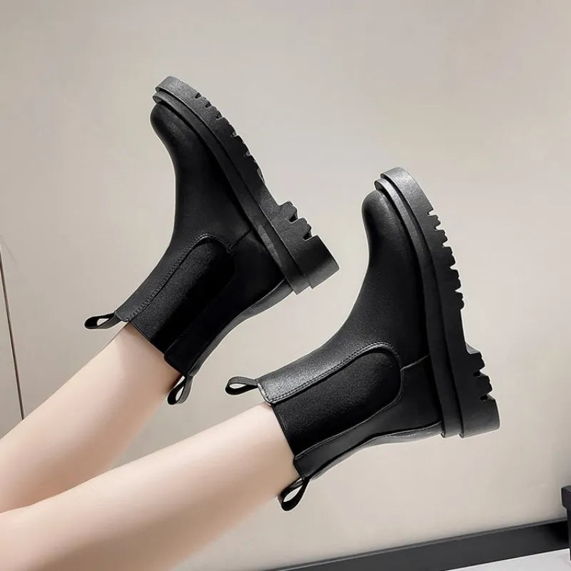 Women's thick-soled pull-on boots