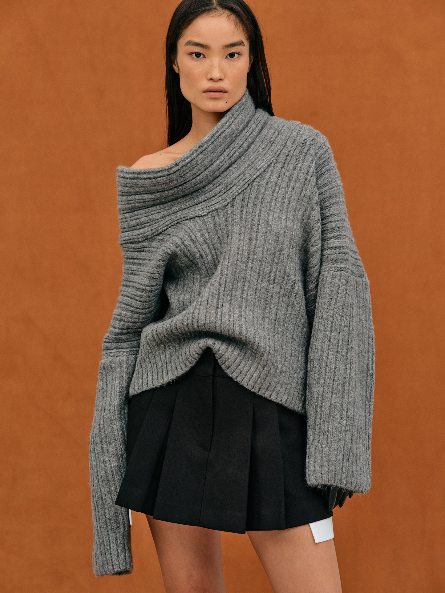 Women’s Knitted Sweatshirt – Oversized Fit – Ribbed Texture – Off-Shoulder Neckline