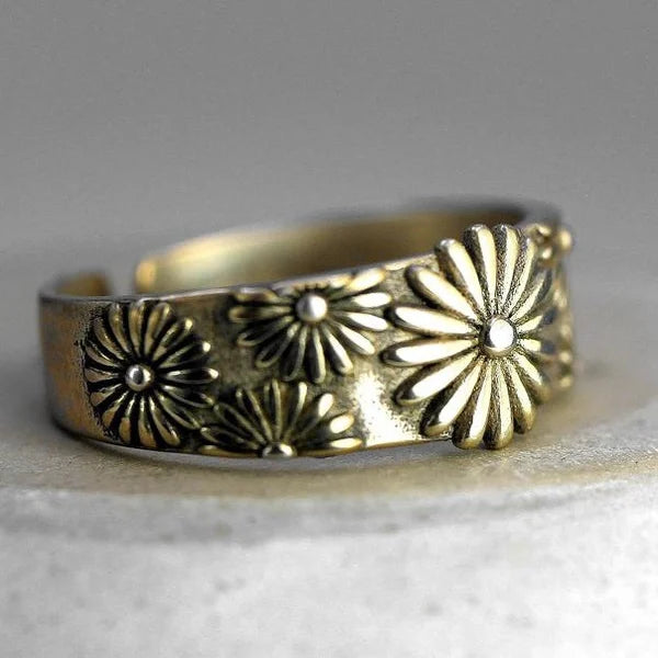 Golden daisy ring