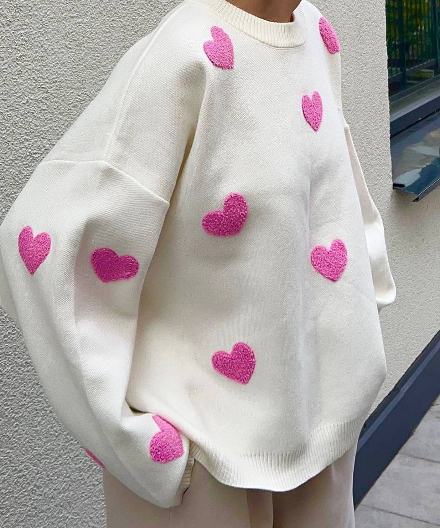 Women's solid color round neck knitted sweater with heart print