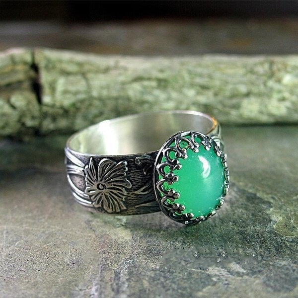 Carved flower emerald ring