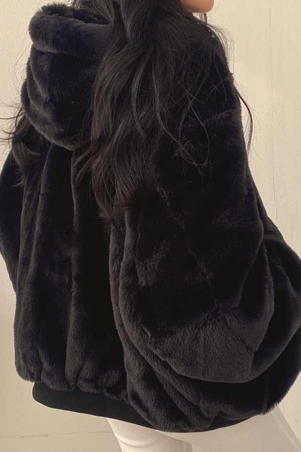 Stylish sherpa-lined winter jacket for women