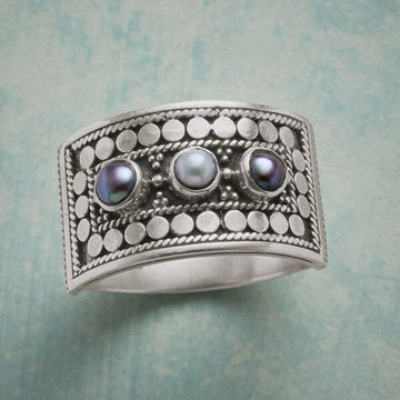 Three-stone pearl carved geometric ring