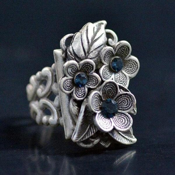 Floral sapphire ring