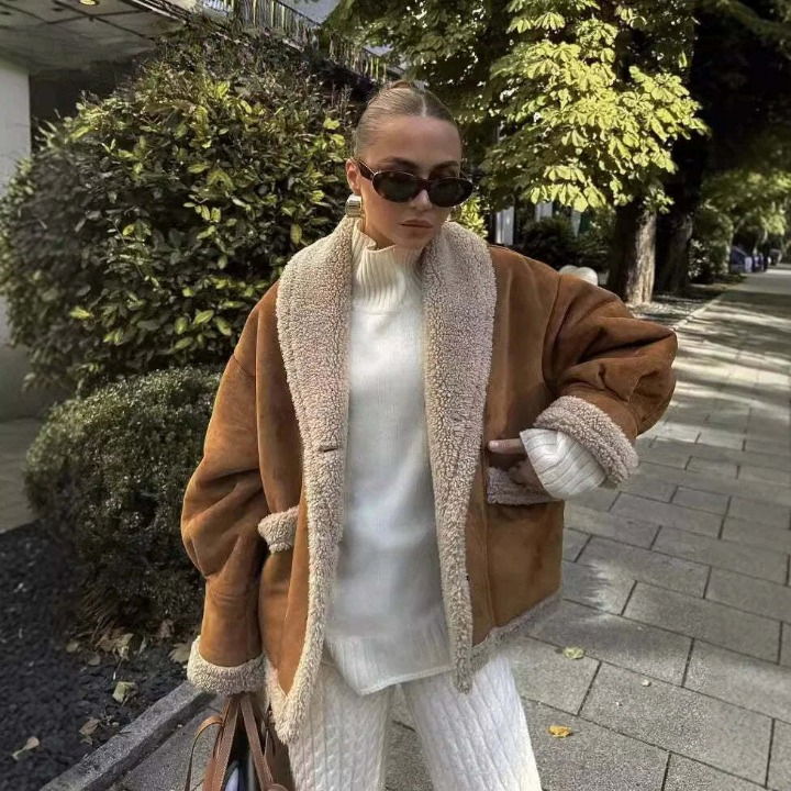 Women's winter coat with lapel collar