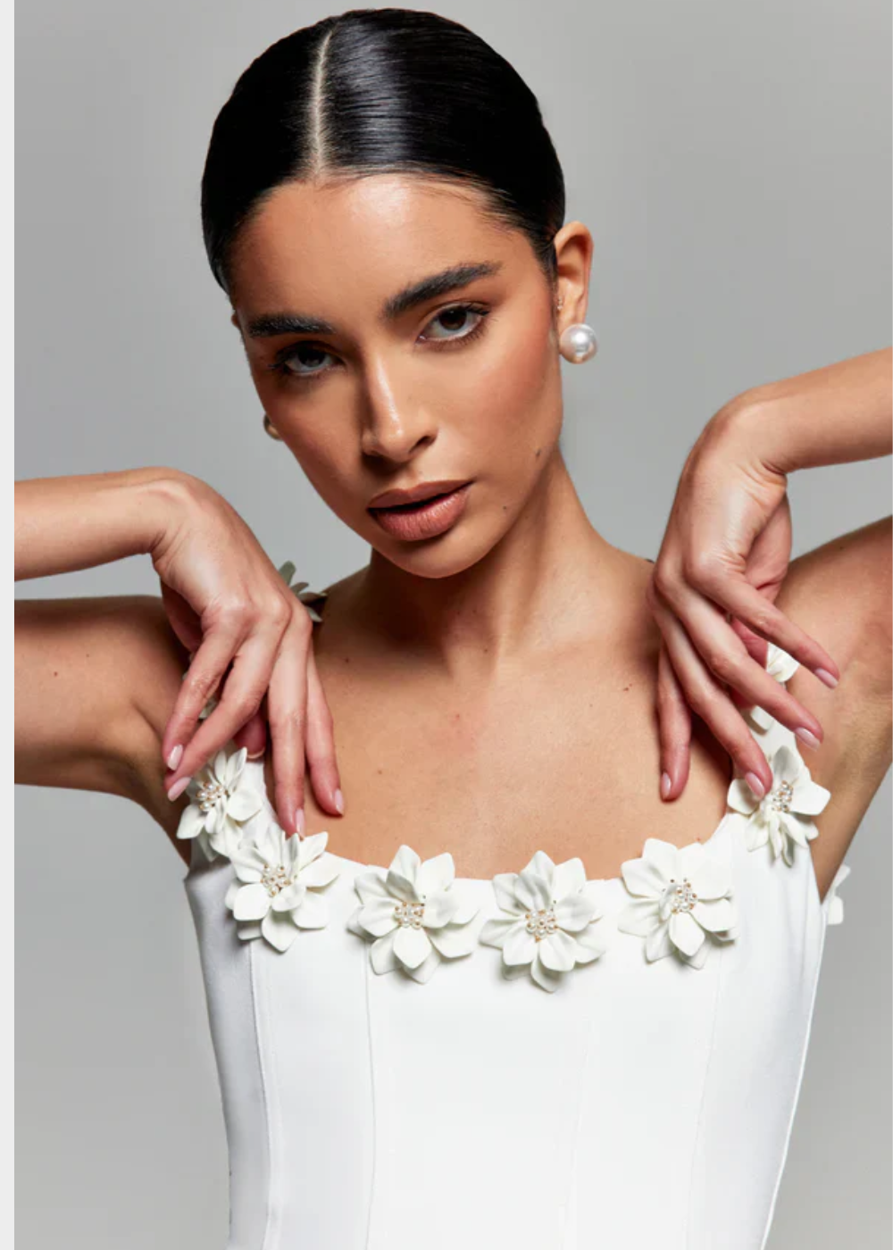 Women’s Mini Dress – Fitted Bodice – A-Line Silhouette – Sleeveless Floral Neckline