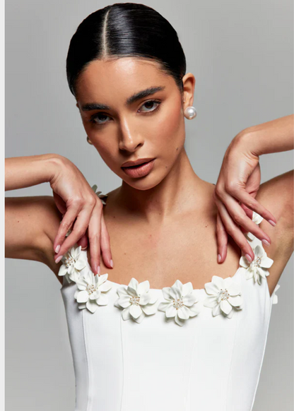 Women’s Mini Dress – Fitted Bodice – A-Line Silhouette – Sleeveless Floral Neckline