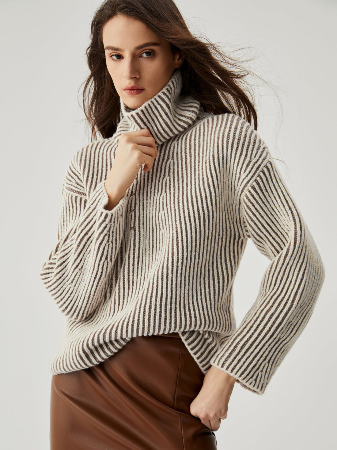 Elegant turtleneck striped knit sweater for women